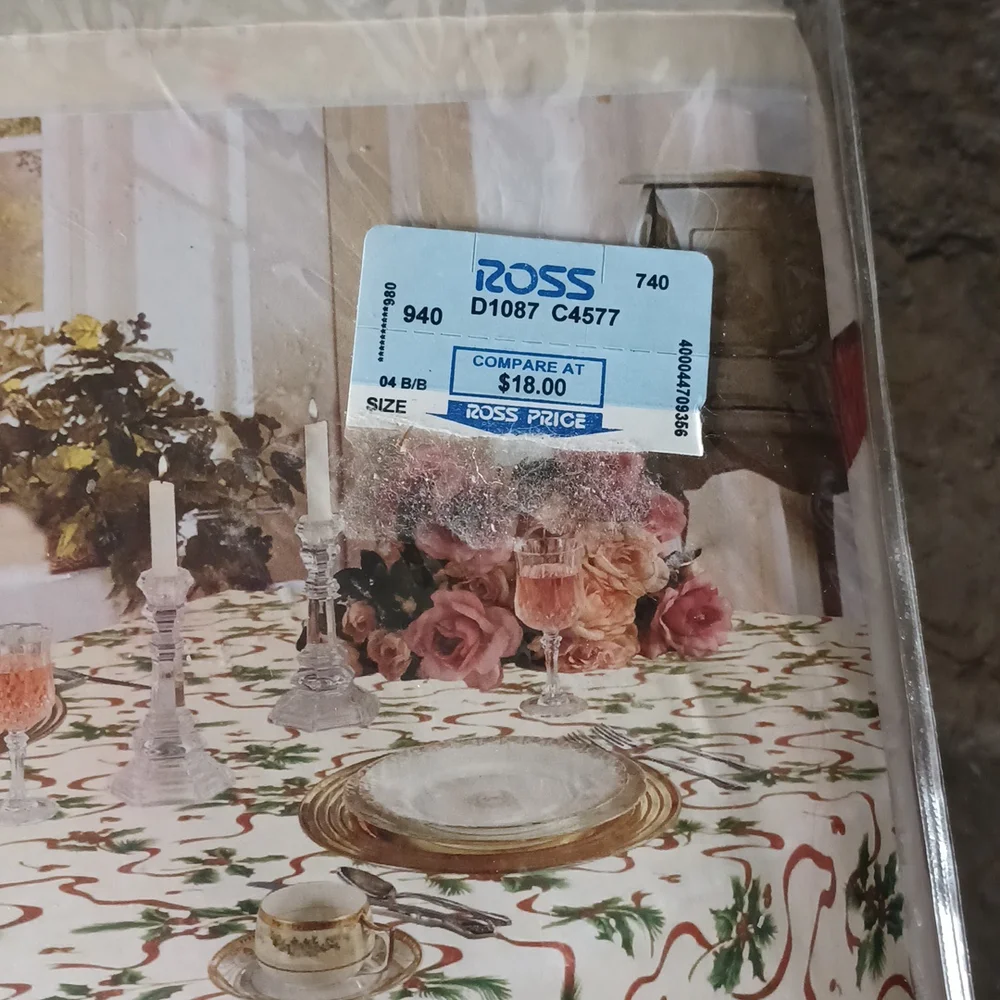 Nwot Victoria Classic Holiday Table Cloth